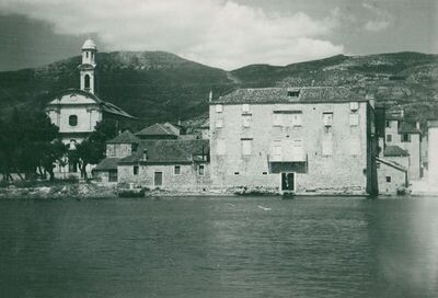 Kaštel Lukšić - Kaštel Vitturi i crkva sv. Marije, pogled s mora