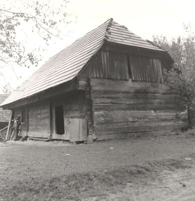 Strezoj - Tradicijska kuća, ulazno i zabatno pročelje
