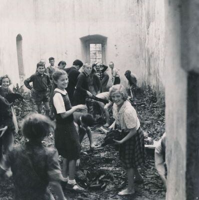 Ozalj - Stari grad, žitnica, učenici osnovne škole čiste objekt