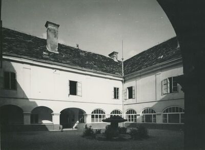 Novi Marof - dvorac Erdödy, dvorište