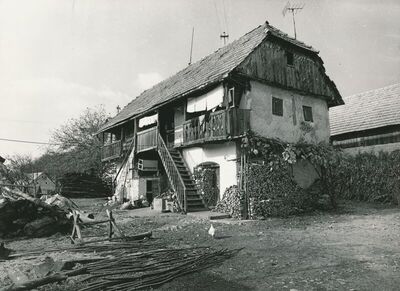 Brlog Ozaljski (Kamanje) - Tradicijska kuća, zabatno i ulazno pročelje