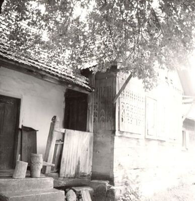 Kuče - Tradicijska drvena prizemnica, trijem