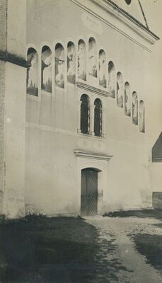 Križovljan Radovečki - Župna crkva sv. Križa, glavno pročelje, kontrafori