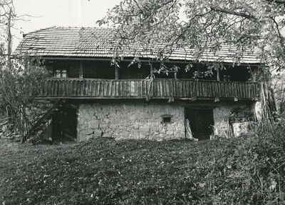 Brlog Ozaljski (Kamanje) - Tradicijska kuća, pročelje s trijemom