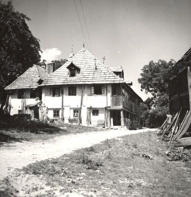 Molvice - Kurija, total