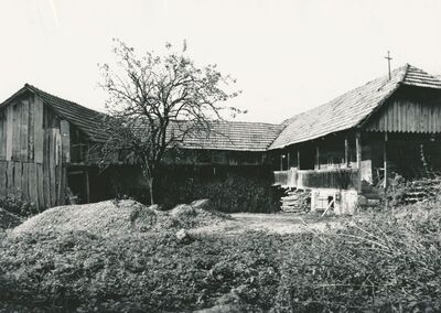 Vrhovac (Ozalj) - Tradicijska drvena kuća, dvorišno pročelje