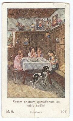 Dječica za stolom prije objeda u molitivi