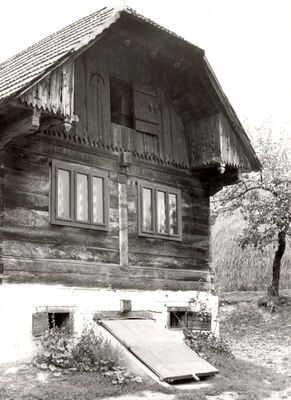 Lukinić Brdo -Tradicijska drvena katnica, ulaz u podrum