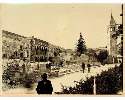 Split, Zlatna vrata i zvonik sv. Arnira