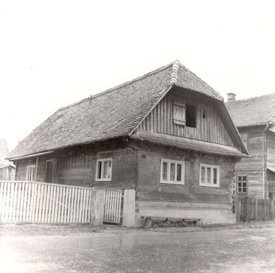 Kuče - Tradicijska drvena prizemnica, ulično pročelje