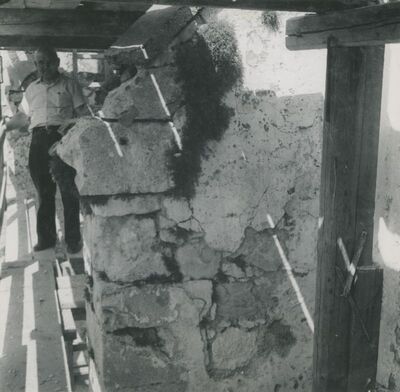 Lepoglava - Župna crkva, južni zid svetišta, oštećenje kontrafora