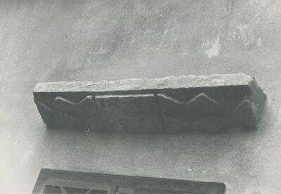 Trakošćan - dvorac, dvorište, južni zid, kamena greda