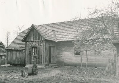 Polje Ozaljsko (Ozalj) - Tradicijska kuća, ulaz