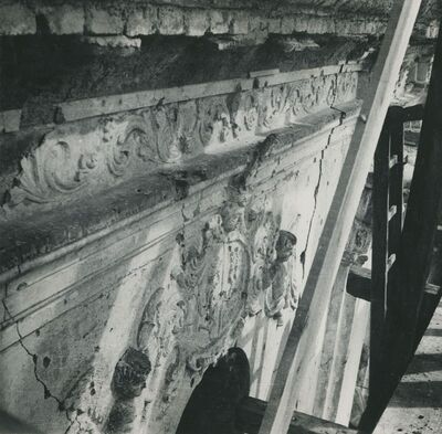 Lepoglava - Župna crkva, zapadno pročelje, grb ispod glavnog vijenca