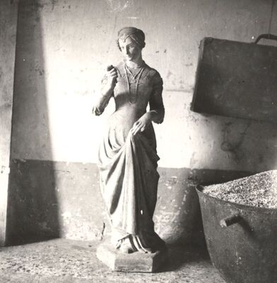 Velika Mlaka - Kurija, plastika s pročelja