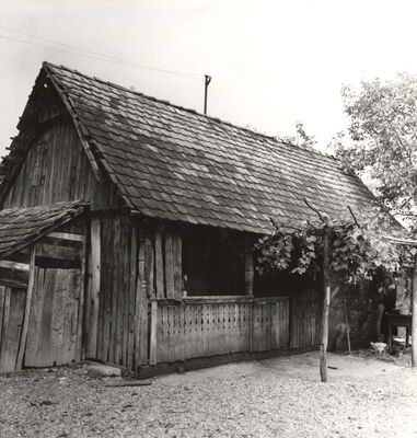 Bukevje - Tradicijska kuća, zabatno i ulazno pročelje
