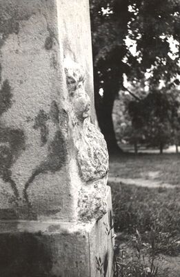 Križ - Župna crkva sv. Križa, detalj portika