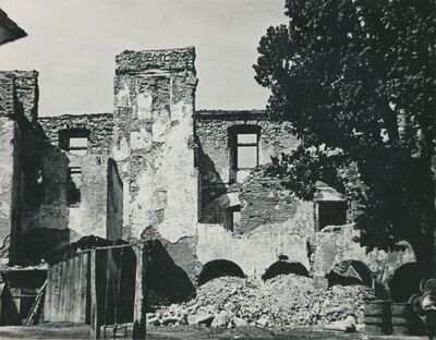 Ivanec - Stari grad, urušen trijem u dvorištu