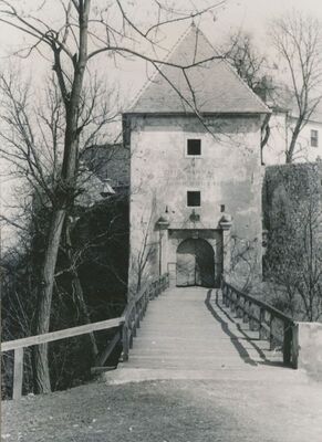 Ozalj - Stari grad, ulazna kula s mostom