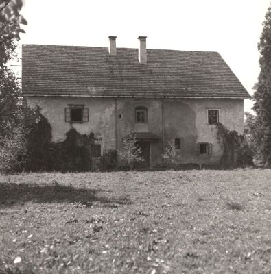 Poklek - Kurija, ulazno pročelje