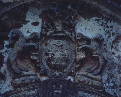 Lukavec - Stari grad Lukavec, grb na portalu