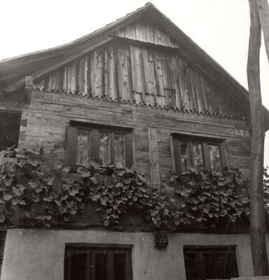 Lukinić Brdo - Tradicijska drvena katnica, zabatno pročelje