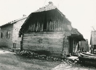 Brlog Ozaljski (Kamanje) - Tradicijska kuća, zabatno i ulazno pročelje