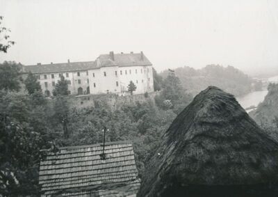 Ozalj - Seoska zgrada, pogled na dvor