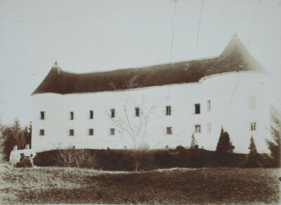 Ispred dvorca Jastrebarsko