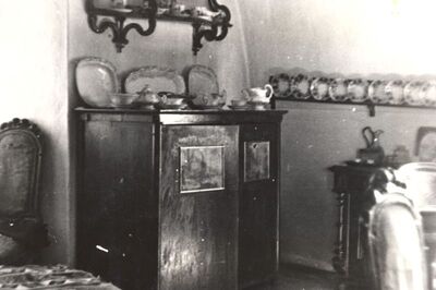 Slavetić - Dvorac Oršić, ormar s posuđem