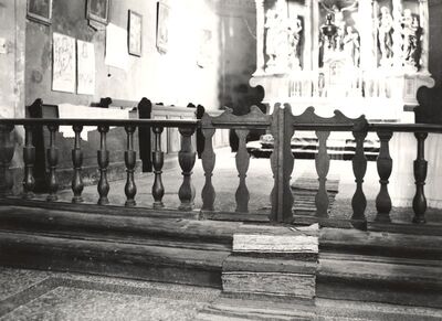 Križ - Župna crkva sv. Križa, pričesna klupa