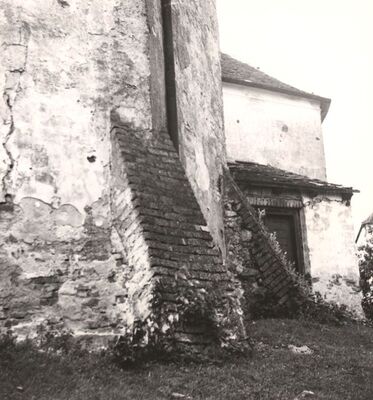 Preseka - Župna crkva sv. Petra apostola, kontrafori