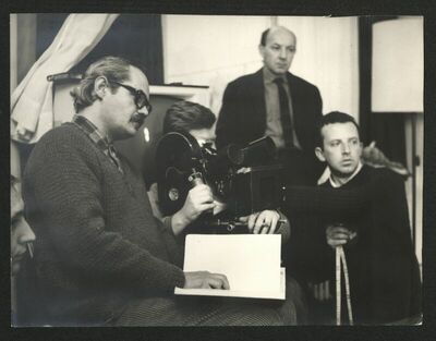 Fotografija - Vatroslav Mimica i Ivan Picelj u pozadini na snimanju filma Ponedjeljak ili utorak (1965.)