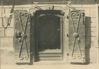 Varaždin - palača Patačić, vrata s krilima