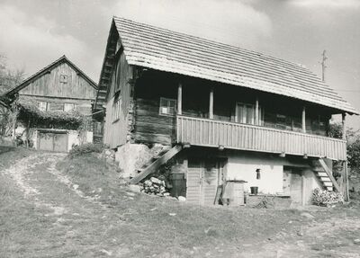 Brlog Ozaljski (Kamanje) - Tradicijska kuća, trijem