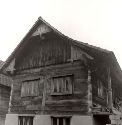 Lukinić Brdo - Tradicijska drvena prizemnica, zabatno pročelje