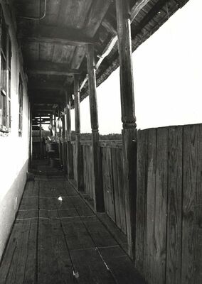 Martinski Vrh (Ribnik) - Tradicijska kuća, trijem