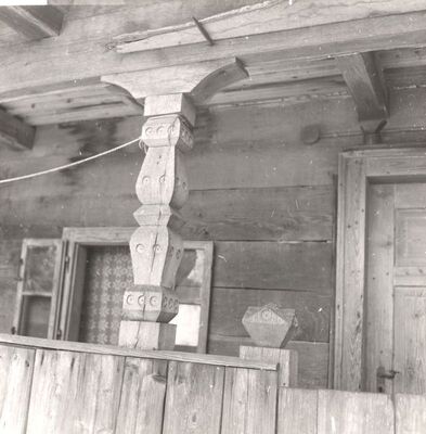 Ribnica - Tradicijska kuća, stup trijema