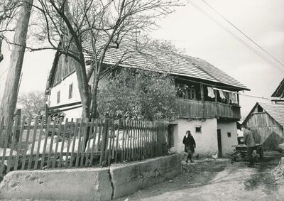 Brlog Ozaljski (Kamanje) - Tradicijska kuća, istočno pročelje