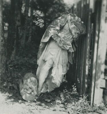 Visoko - Ostatci svetačke plastike uz poklonac