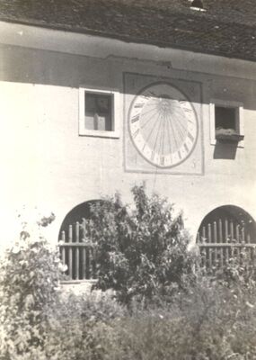 Jastrebarsko - Franjevački samostan s crkvom Uznesenja Blažene Djevice Marije, detalj dvorišnog pročelja