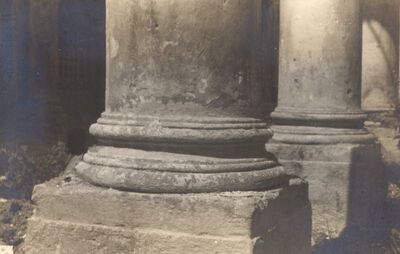 Januševec - Dvorac Januševec, baze stupova trijema