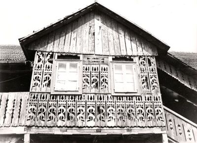 Kuče - Tradicijska drvena katnica, pročelje