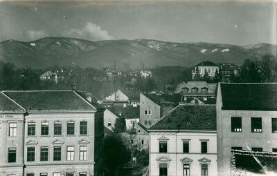 Zagreb (Varšavska ulica) - Varšavska ulica sa Sljemenom u pozadini