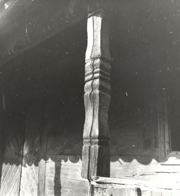 Veleševec - Tradicijska kuća, stup trijema