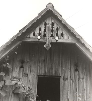 Mraclin - Tradicijska kuća, detalj zabata