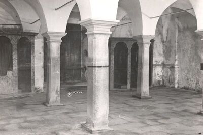 Kotari (Samobor) - Crkva sv. Leonarda, stupovi ispod kora