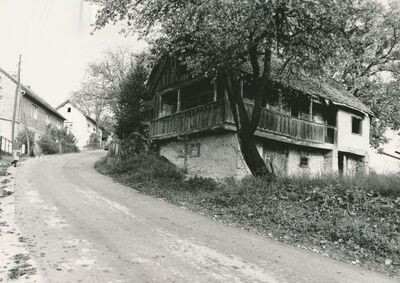 Vrhovac (Ozalj) - Tradicijska drvena prizemnica, dvorišno i zabatno pročelje