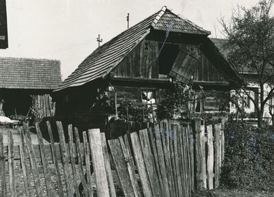 Polje Ozaljsko (Ozalj) - Tradicijska kuća, zabatno pročelje