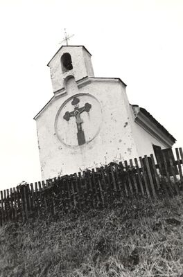 Križ - Grobljanska kapela, pročelje s preslicom